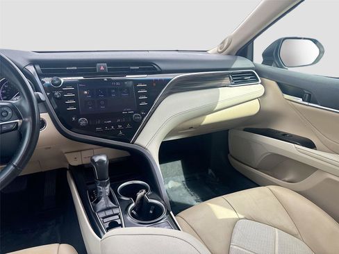 Used 2018 Toyota Camry XLE image 26