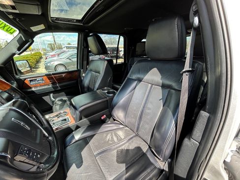 Used 2017 Lincoln Navigator Select image 23