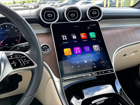 Used 2025 Mercedes-Benz GLC 300 image 7