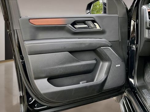 Used 2025 GMC Yukon Denali AWD/4WD image 18