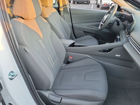 Certified 2025 Hyundai Elantra SEL image 18