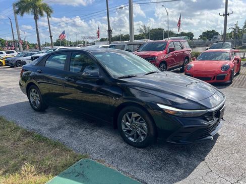 Used 2024 Hyundai Elantra SEL FWD image 4