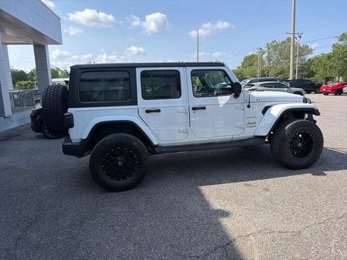 Used 2018 Jeep Wrangler Unlimited Sahara AWD/4WD image 4
