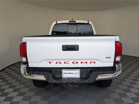 Used 2016 Toyota Tacoma TRD Off-Road image 6