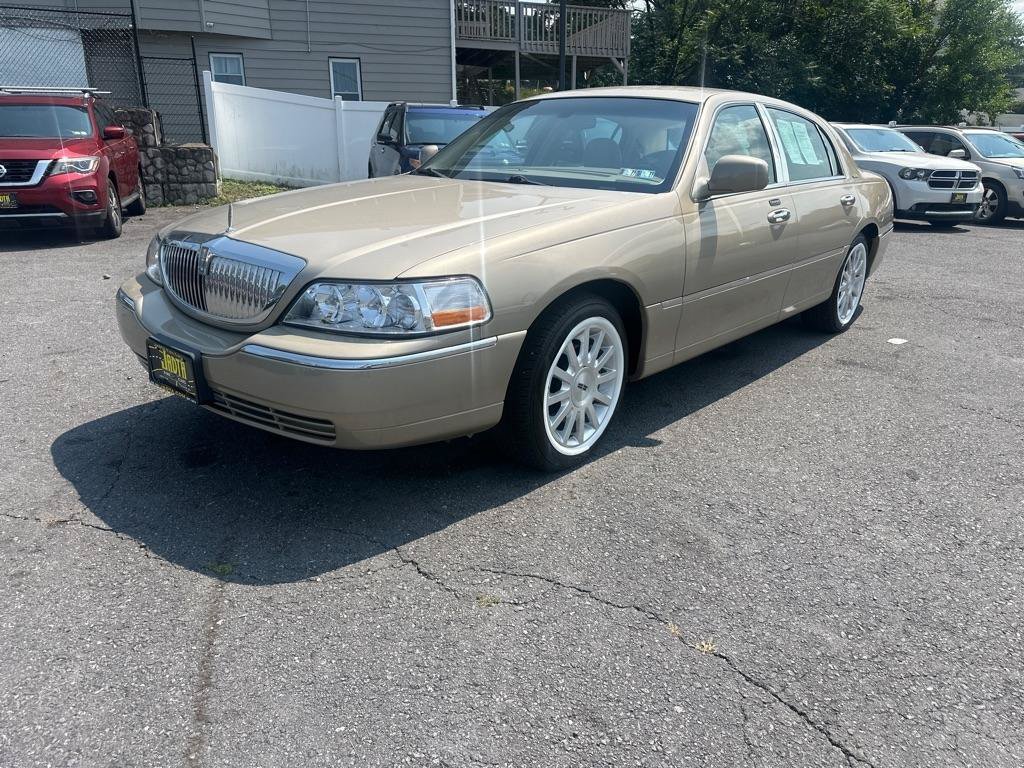 Used 2006 Lincoln Town Car Signature RWD image 19