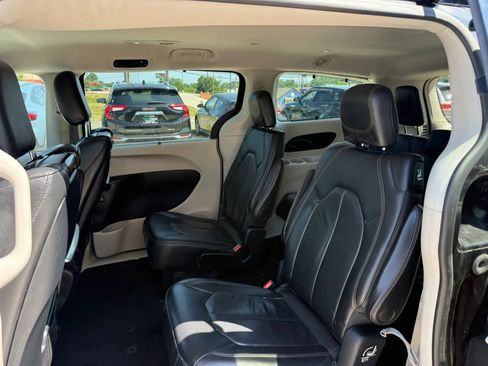 Used 2017 Chrysler Pacifica Touring-L Plus FWD image 21