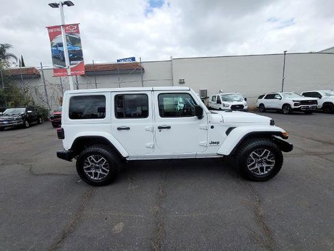 Used 2025 Jeep Wrangler Unlimited Sahara AWD/4WD image 9