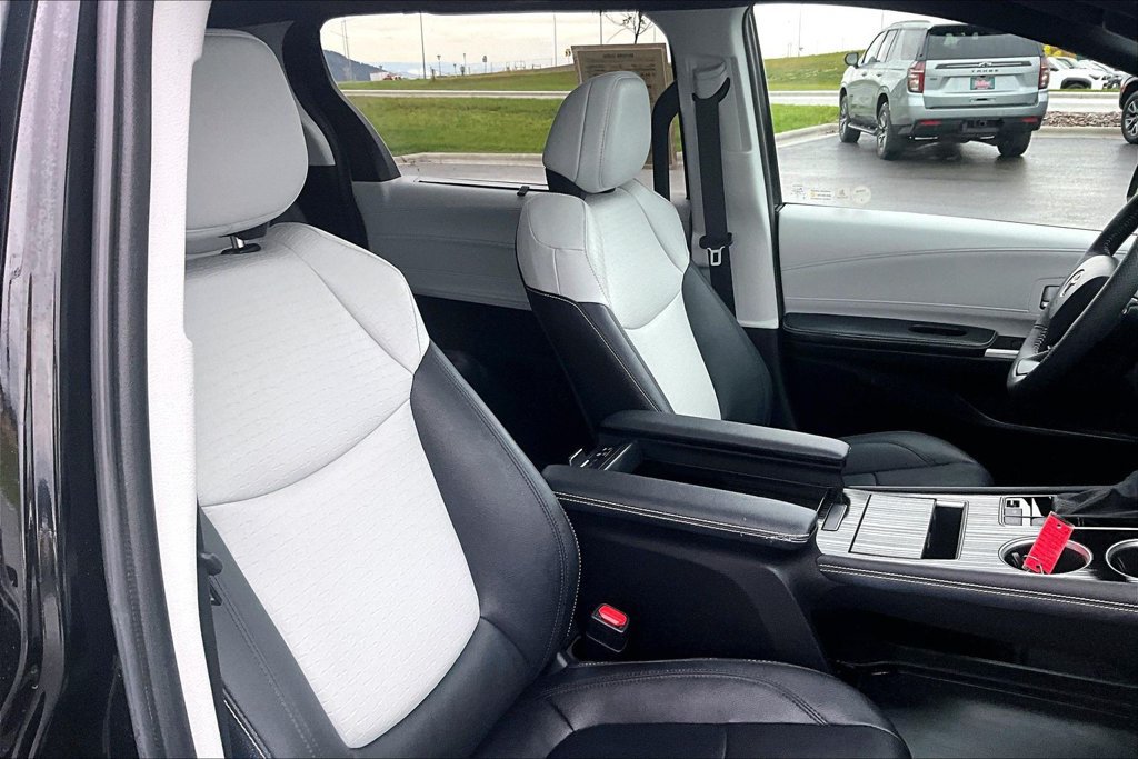 Used 2025 Toyota Sienna XSE AWD/4WD image 7