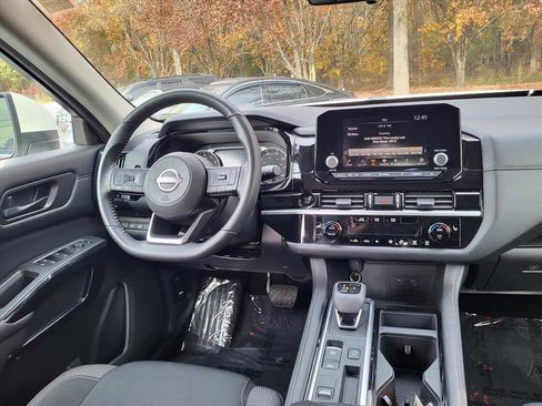 Used 2025 Nissan Pathfinder SV image 16