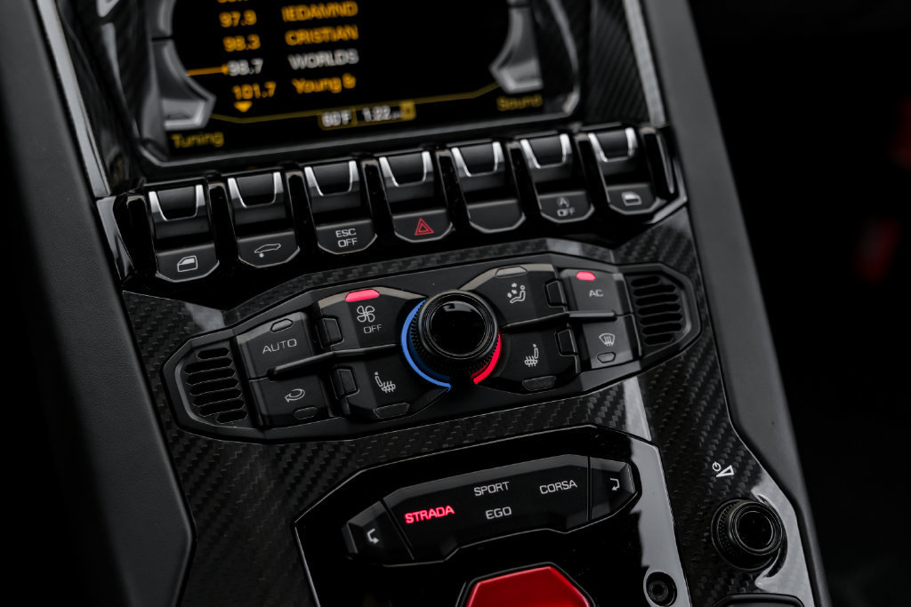 Used 2020 Lamborghini Aventador SVJ AWD/4WD image 23