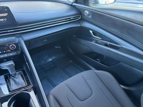 Used 2025 Hyundai Elantra SEL image 32