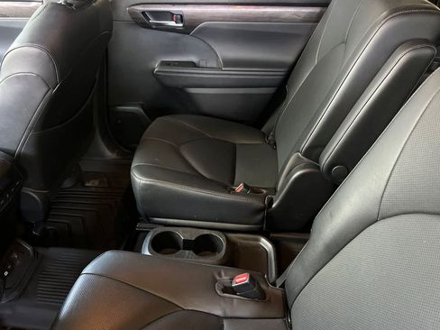 Used 2023 Toyota Highlander Limited AWD/4WD image 5