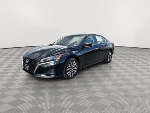 Used 2025 Nissan Altima 2.5 SV FWD image 6