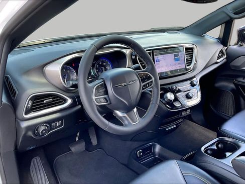 Used 2025 Chrysler Pacifica Select FWD image 16