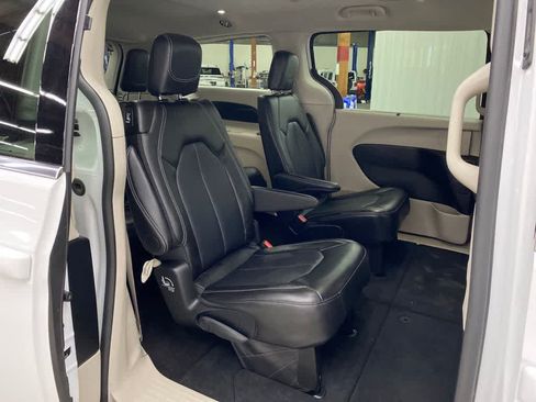 Used 2024 Chrysler Pacifica Touring-L FWD image 18