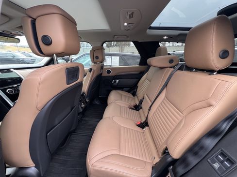 Used 2025 Land Rover Discovery Metropolitan Edition image 31