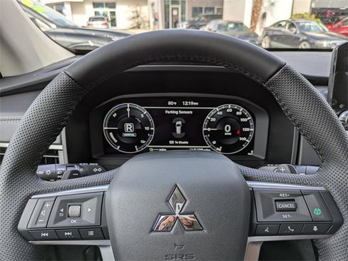 New 2025 Mitsubishi Outlander SE image 28