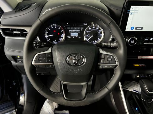 Used 2026 Toyota Highlander XLE image 9