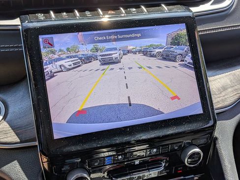 Used 2022 Jeep Grand Cherokee Overland w/ Luxury Tech Group IV AWD/4WD image 22