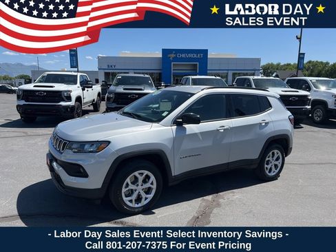 Used 2024 Jeep Compass Latitude AWD/4WD image 1