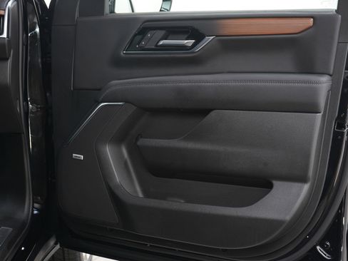 Used 2025 GMC Yukon Denali w/ Denali Reserve Package image 12