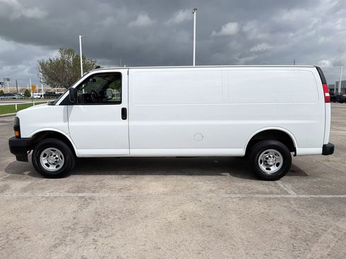 Used 2022 Chevrolet Express 3500 Extended w/ Driver Convenience Package image 2