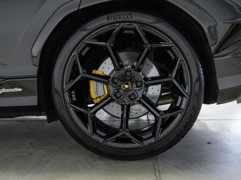 Used 2023 Lamborghini Urus Performante AWD/4WD image 10