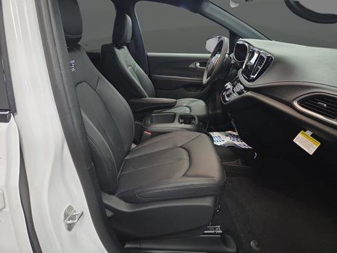 New 2026 Chrysler Pacifica Select w/ S Appearance Package image 30