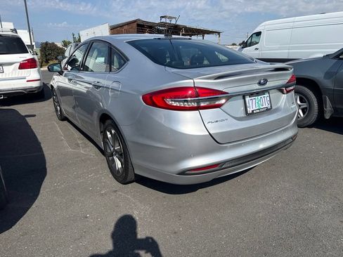 Used 2017 Ford Fusion SE w/ Equipment Group 201A FWD image 4