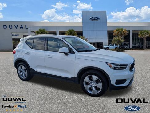 Used 2019 Volvo XC40 T5 Momentum image 1