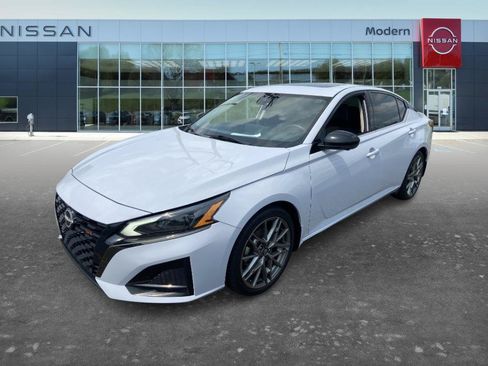 Used 2023 Nissan Altima 2.0 SR FWD image 1