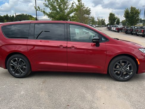 New 2026 Chrysler Pacifica Select image 7