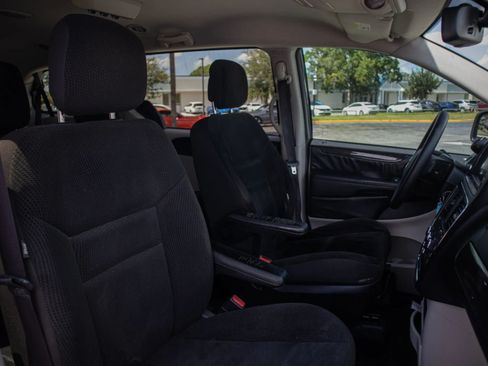 Used 2019 Dodge Grand Caravan SE w/ UConnect Hands-Free Group FWD image 18