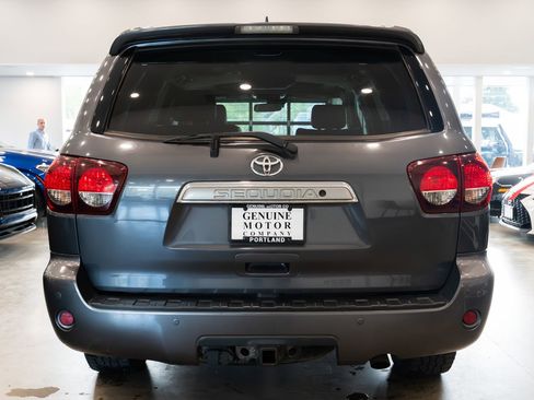 Used 2018 Toyota Sequoia Platinum AWD/4WD image 5