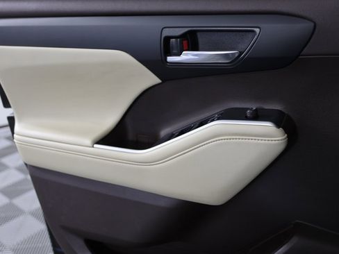 Used 2022 Toyota Highlander XLE image 26