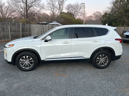 Used 2019 Hyundai Santa Fe SE image 2