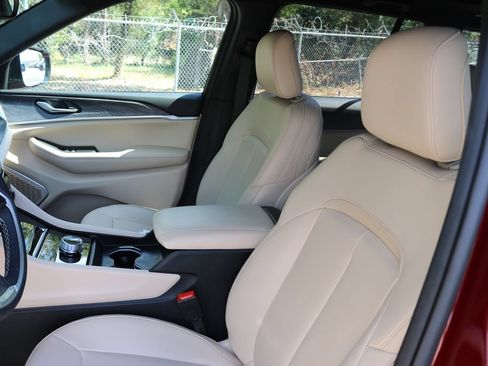 Used 2023 Jeep Grand Cherokee Limited RWD image 12