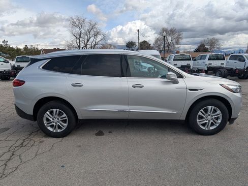 Used 2019 Buick Enclave Essence image 2