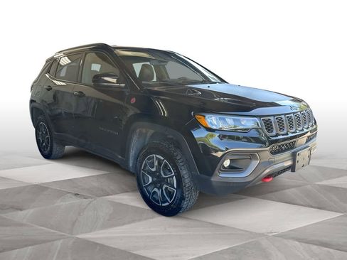 Used 2024 Jeep Compass Trailhawk AWD/4WD image 2