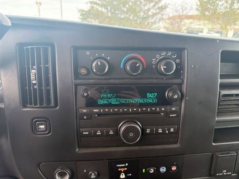 Used 2017 Chevrolet Express 3500 Extended image 33