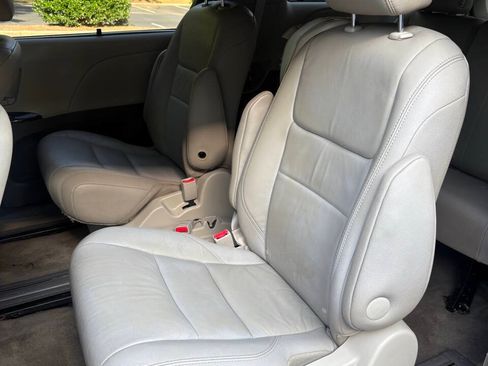 Used 2016 Toyota Sienna XLE FWD image 34
