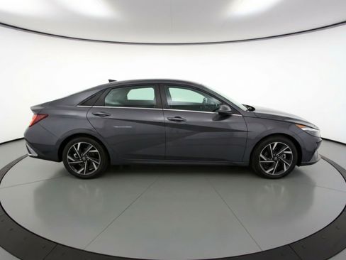 Used 2025 Hyundai Elantra SEL FWD image 11