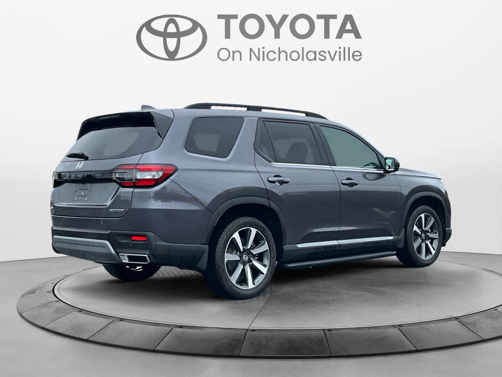 Used 2025 Honda Pilot Touring image 5