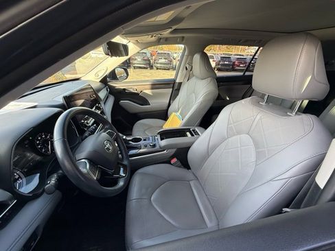 Used 2021 Toyota Highlander Platinum image 4