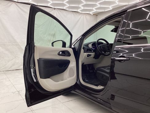 Used 2021 Chrysler Pacifica Touring-L image 16