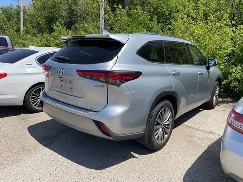 Used 2021 Toyota Highlander Platinum AWD/4WD image 2