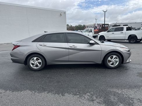 Used 2023 Hyundai Elantra SE image 9