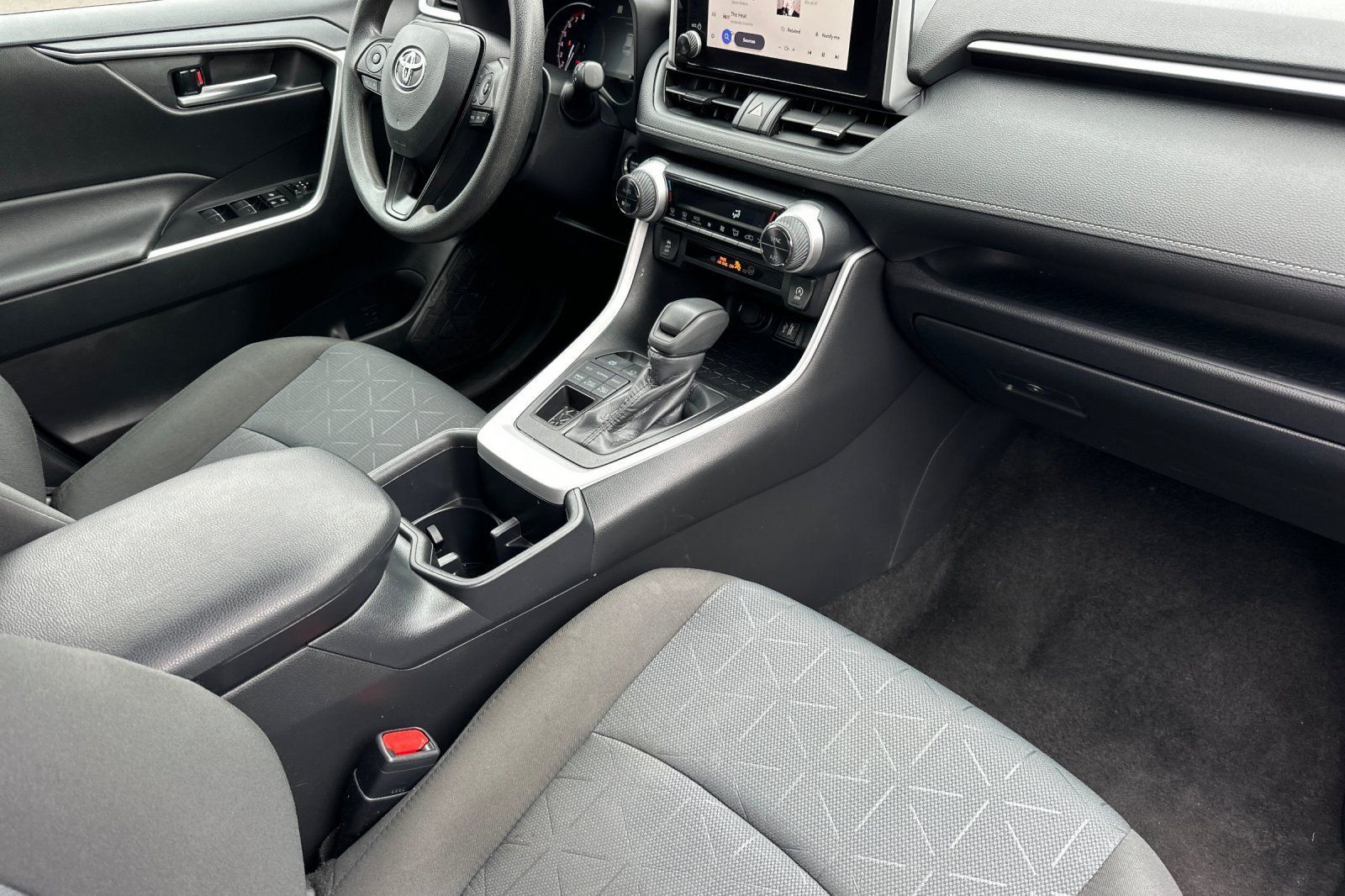 Used 2025 Toyota RAV4 XLE AWD/4WD image 18