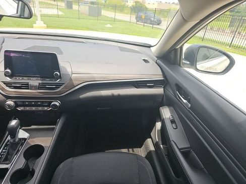 Used 2025 Nissan Altima 2.5 SV FWD image 24