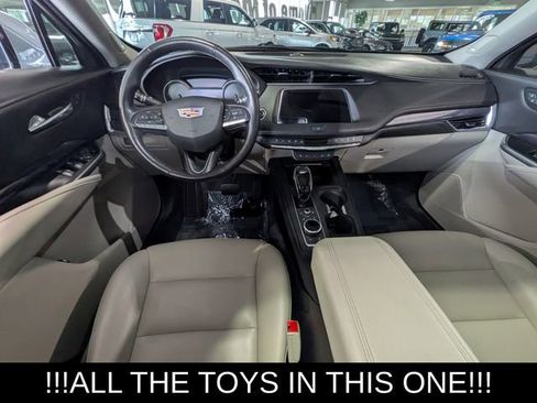 Used 2023 Cadillac XT4 Luxury w/ Cold Weather Package AWD/4WD image 11